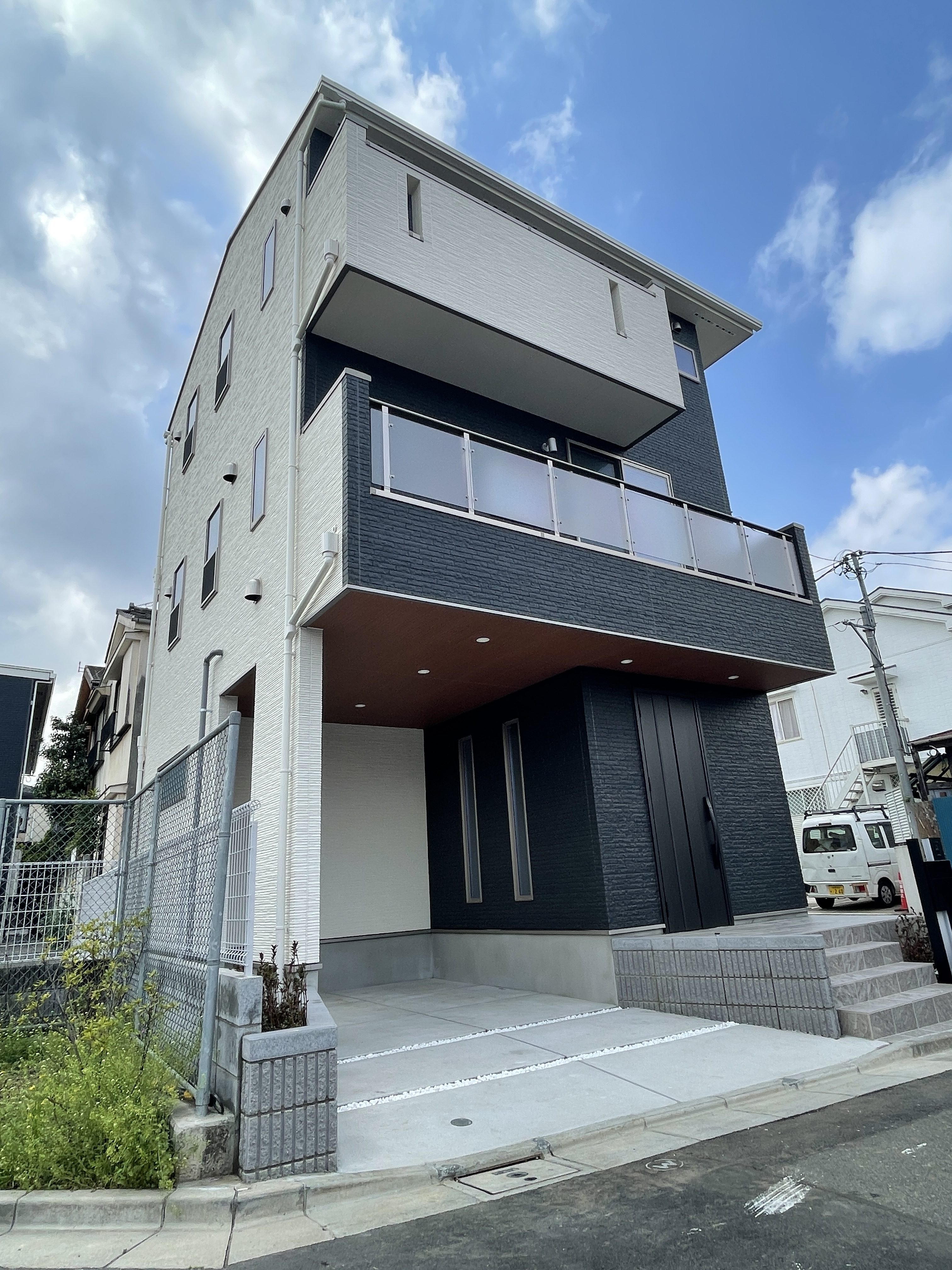 センシアシリーズ分譲【東京・Cencia板橋大谷口上町】駐車場軒天にも木質系デザインを取り入れました。